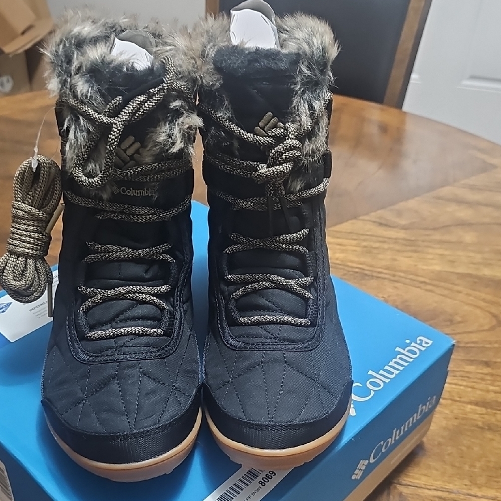 Columbia Women's Black and Tan Winter Boots